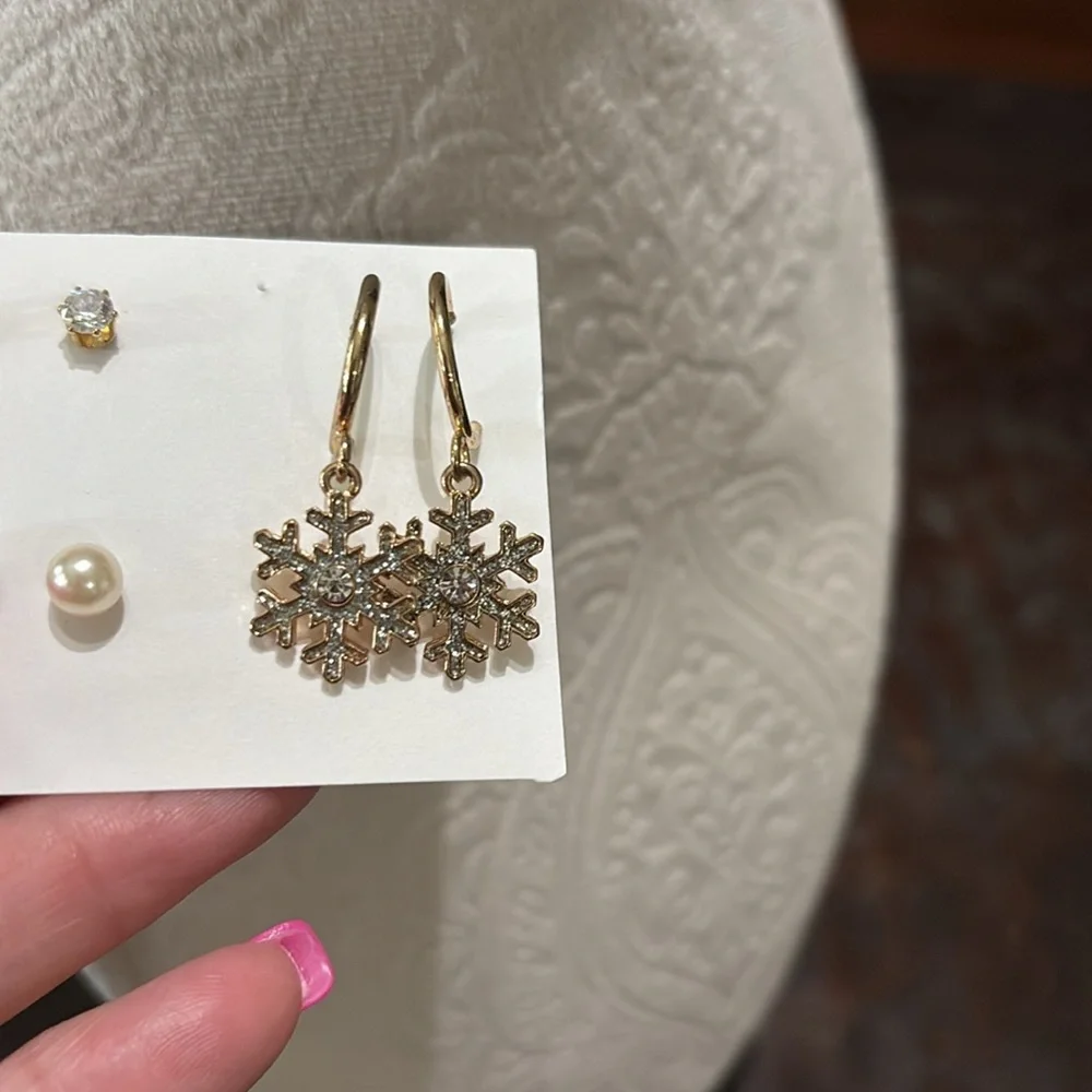 Earring set of gold snowflakes, faux pearls and crystal studs